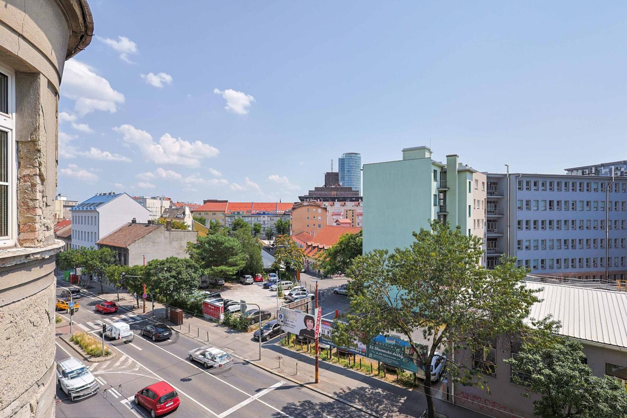 Cozy & Spacious Family Stay Near Train Station Братислава Экстерьер фото