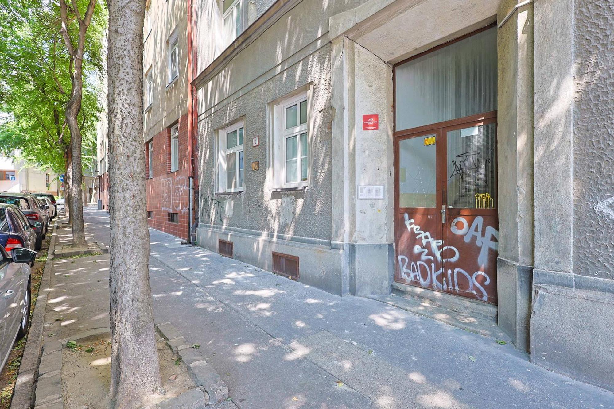 Cozy & Spacious Family Stay Near Train Station Братислава Экстерьер фото