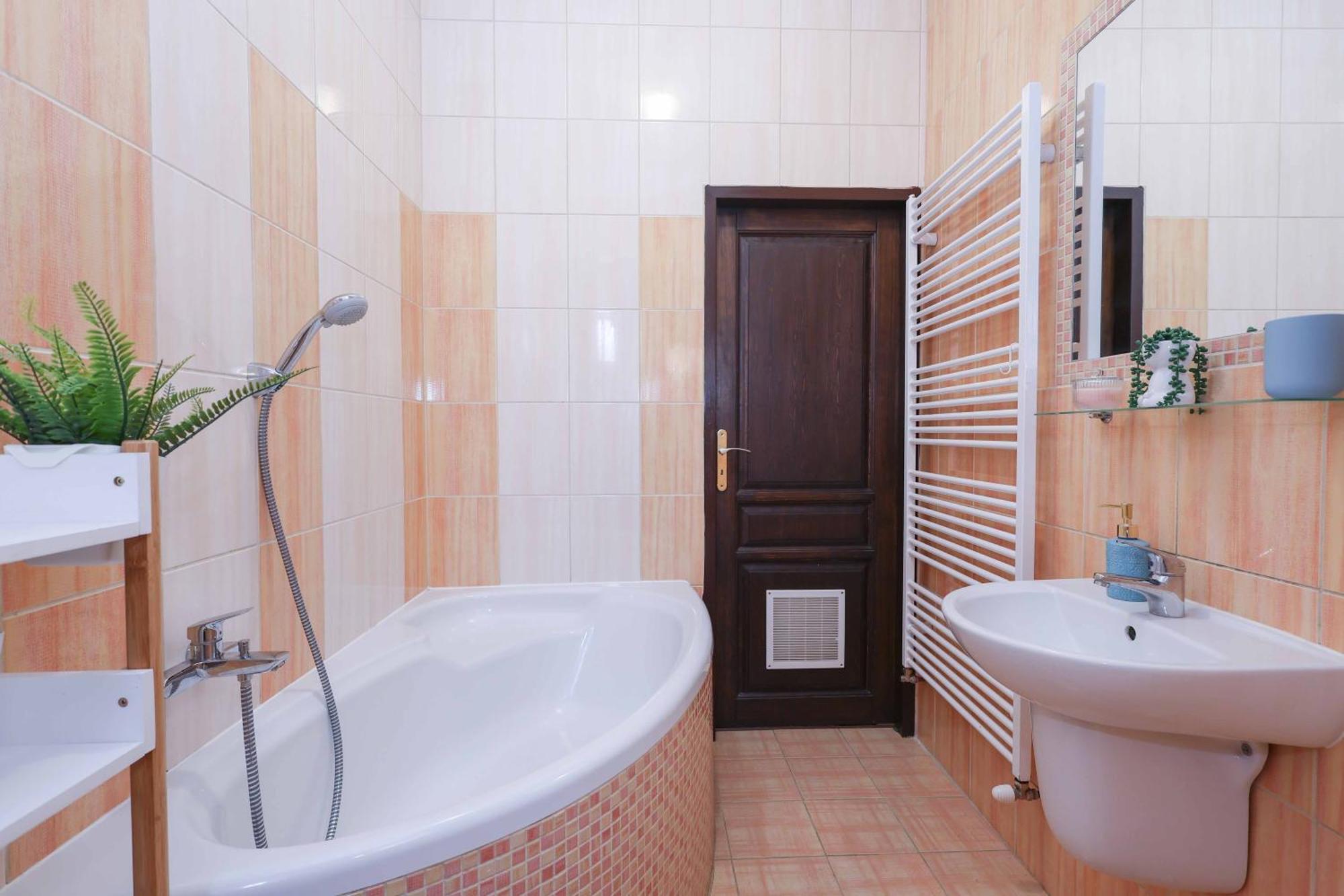 Cozy & Spacious Family Stay Near Train Station Братислава Экстерьер фото